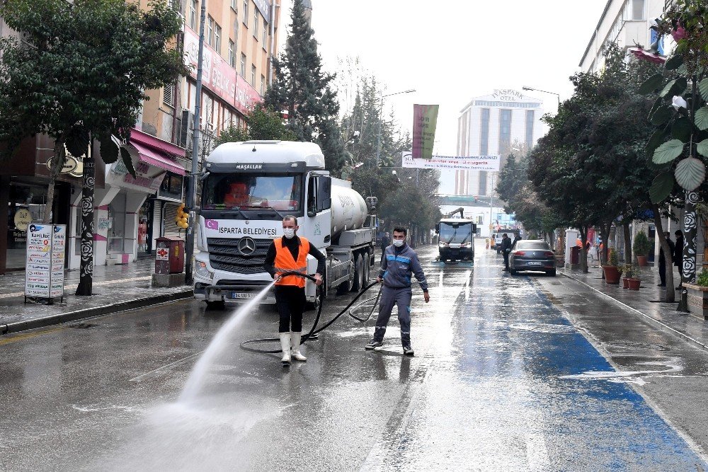 Isparta’da Caddeler Dezenfektanlı Su İle Yıkandı