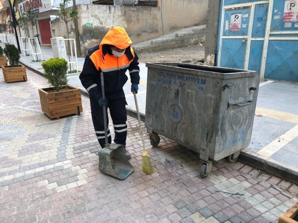Koronanın Sessizliğini Süpürgesinin Sesiyle Bozdu