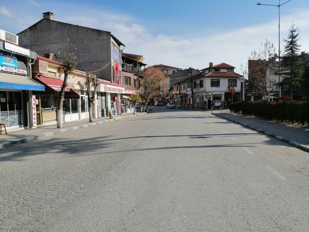 Pazaryeri’nde Cadde Ve Sokaklar Boş Kaldı