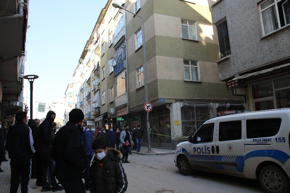 Elazığ’da Depremde Hasar Alan Orta Hasarlı Bir Bina Tahliye Edildi