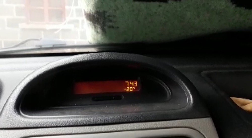 Vatandaşlardan Araçlara Kilimli, Battaniyeli Soğuk Önlemi