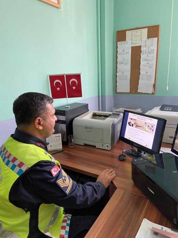 Jandarmadan Öğrencilere Uzaktan Trafik Eğitim Semineri