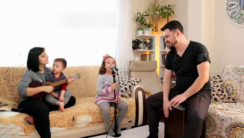 Korona Virüs Kısıtlamasında Ailece Müzik Grubu Kurdular, İzlenme Rekoru Kırdılar