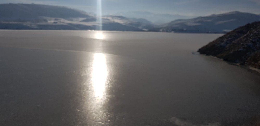 Karasu Nehri Ve Hes Baraj Göleti Dondu