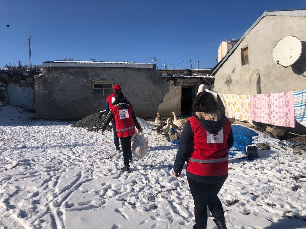Çocuklara Yeni Yıl Hediyesi Dağıttılar