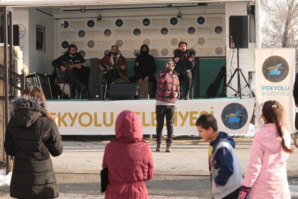 İpekyolu Belediyesi Soğuk Havayı Mini Konserle Isıtıyor