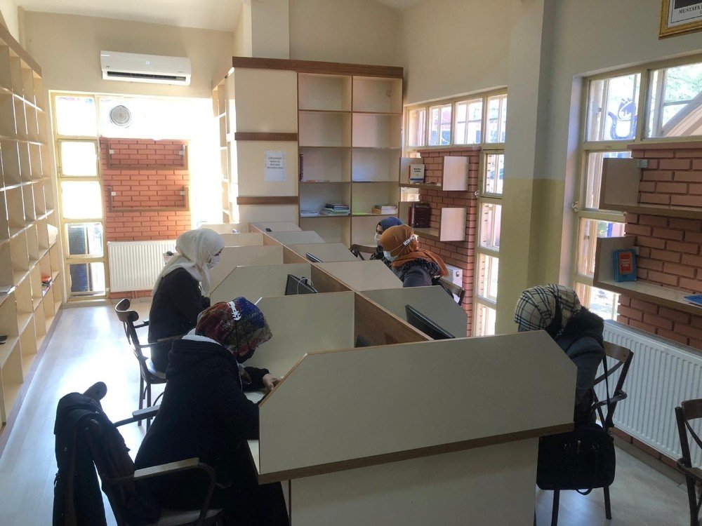 Yunusemre Belediyesi Mültecilerin Sıkıntılarını Aşmasına Yardımcı Oluyor