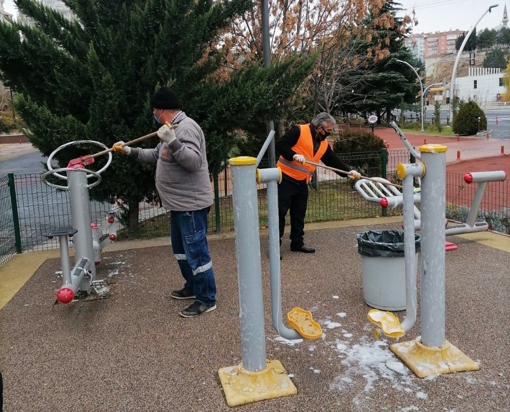 Keçiören’de Parklar Dezenfekte Edildi