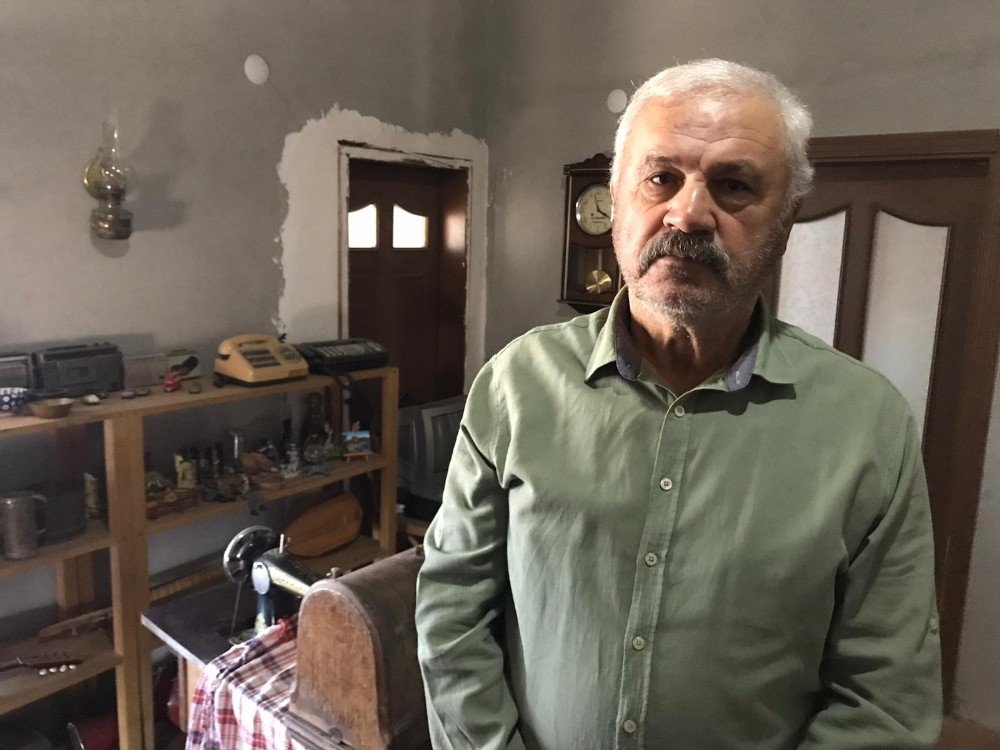 Biriktirdiği Antikalarla Evinin Çatı Katını Adeta Müzeye Çevirdi