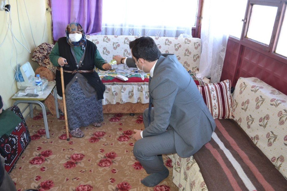 Gönül Yapmak İçin Sıcak Aç Dağıtıyor