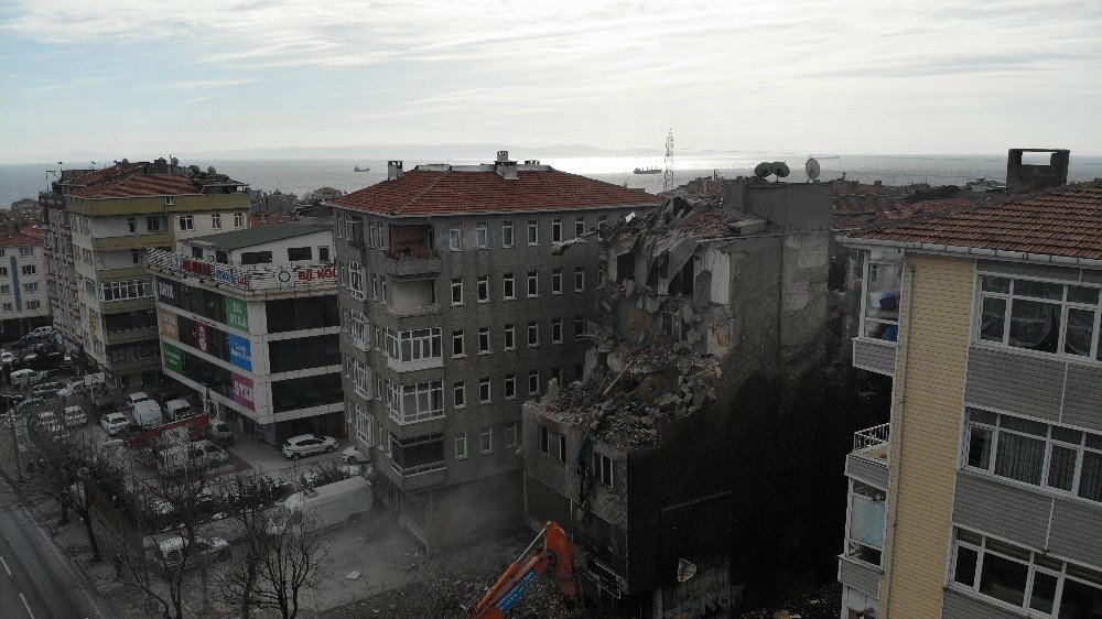 Avcılar’da E-5 Kenarında En Dikkat Çeken Binaydı, Yıkımı Yapıldı