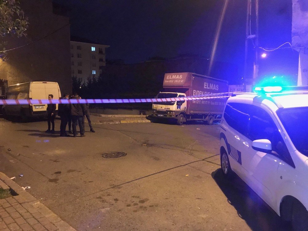 Bağcılar’da Seyir Halindeki Araca Silahlı Saldırı: 1 Yaralı