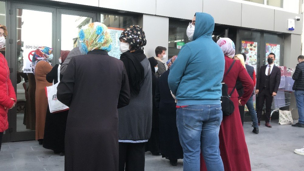 İndirimli Tencere Tabak İçin Sosyal Mesafe Kuralları Hiçe Sayıldı