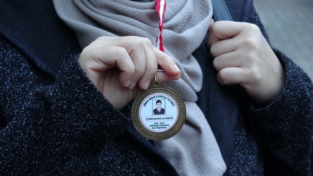 Acılı Anne, Duruşmaya Kazada Ölen Oğlunun Madalyasıyla Geldi