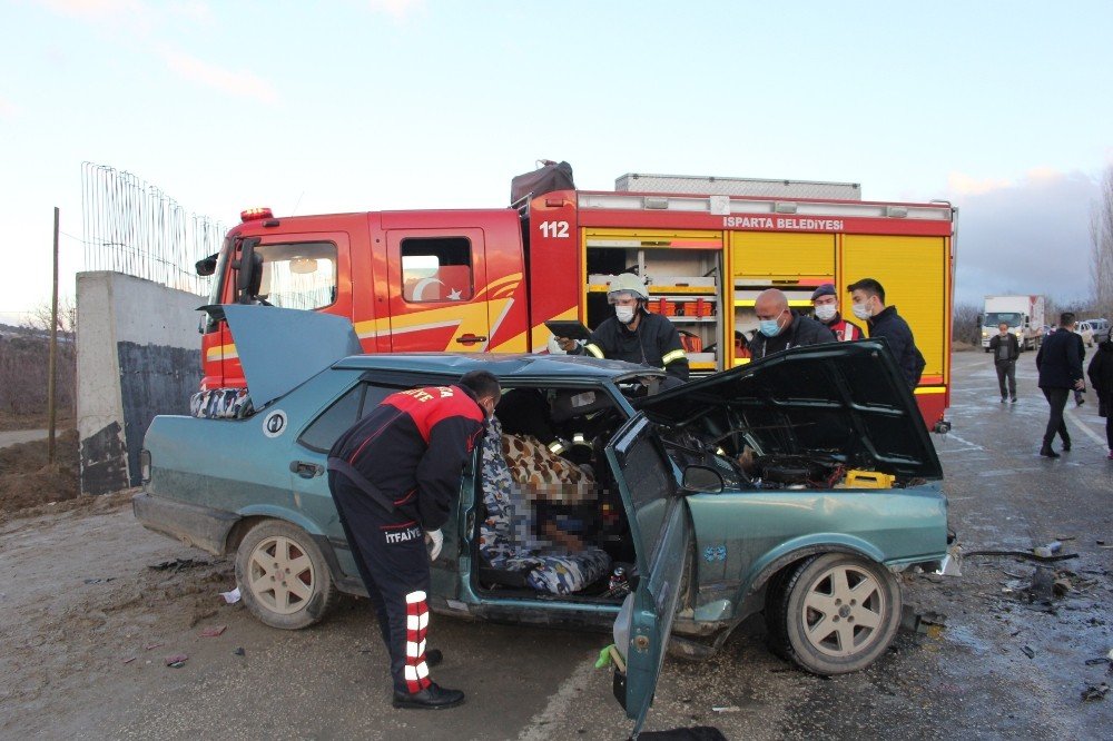 Isparta’da 2 Otomobil Kafa Kafaya Çarpıştı: 1 Ölü, 4 Yaralı