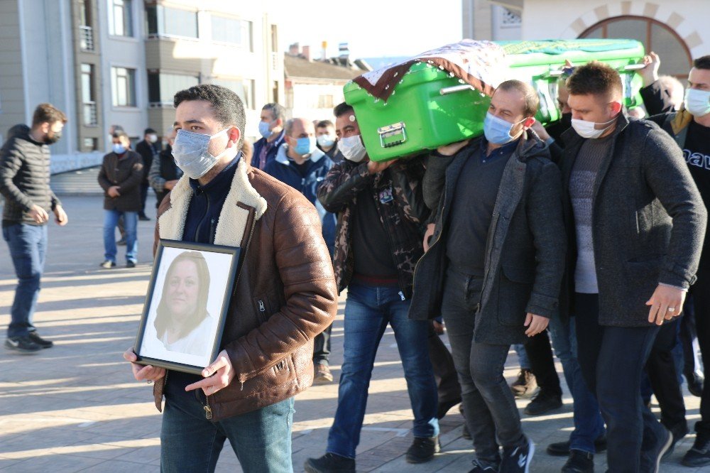 Korona Virüse Yenik Düşen Nihal Hemşire Toprağa Verildi