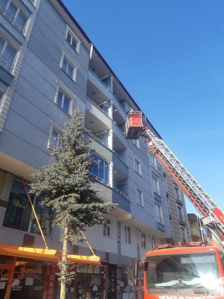 Kars’ta Çatılarda Oluşan Buz Sarkıtları Temizleniyor