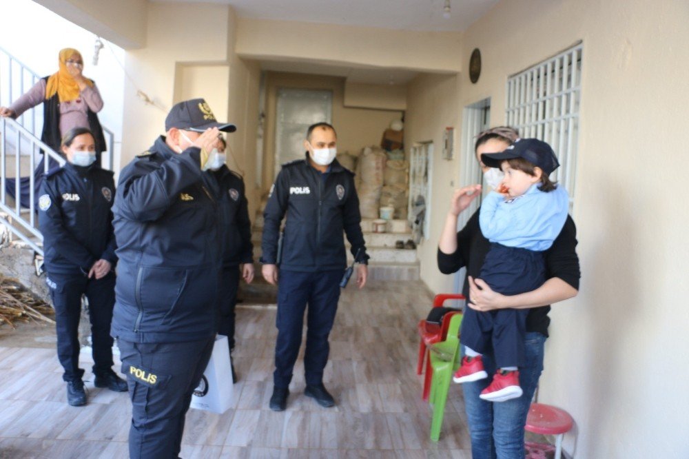 Polisliğe Olan Sevgisini Cimer’den Anlatan Küçük Mert’e Polislerden Pastalı Sürpriz