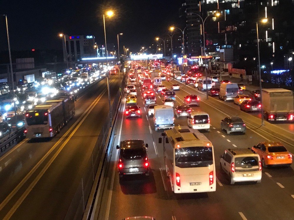 İstanbul’da Trafik Yoğunluğu; Yüzde 71 Seviyesine Çıktı