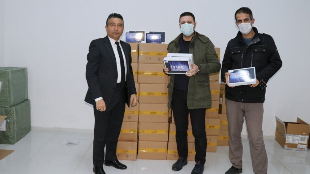 Bingöl’de Öğrencilere Tablet Dağıtımı Başladı