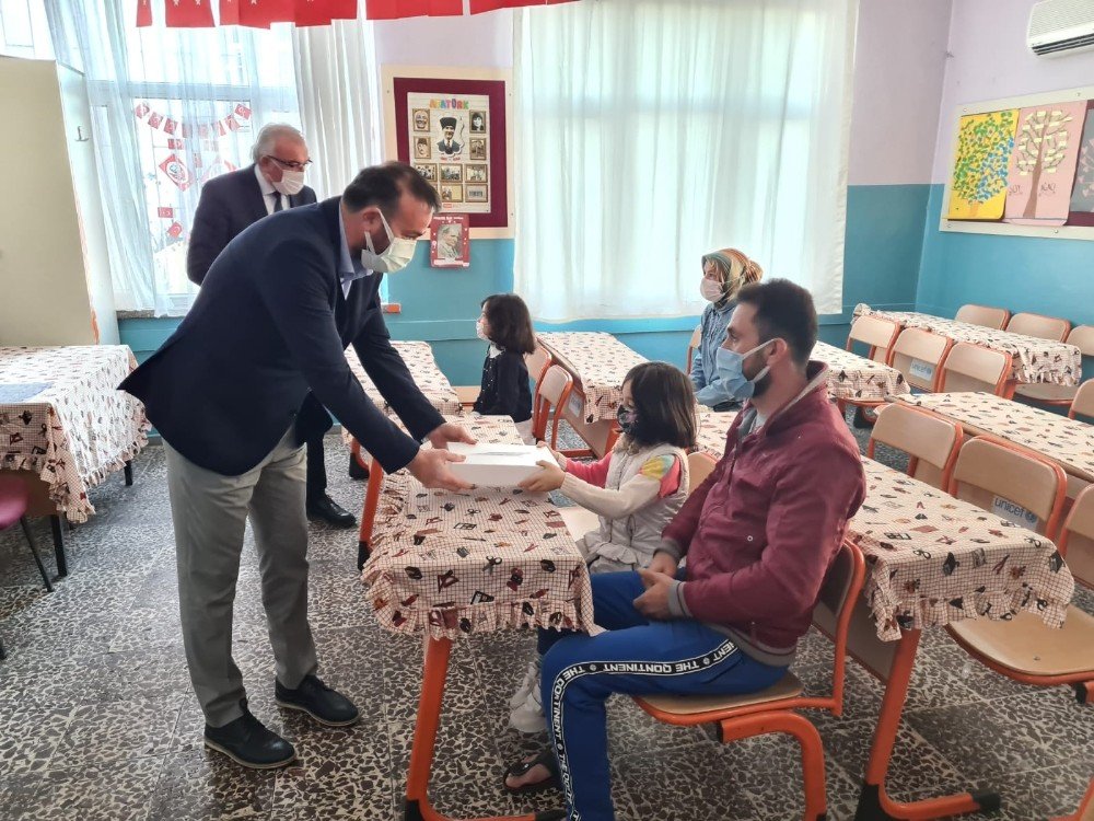 ‘cehaletin Elinden Bir Kız Çocuğunu Daha Çekip Alsak’ Dedi, Kitabıyla Kampanya Başlattı