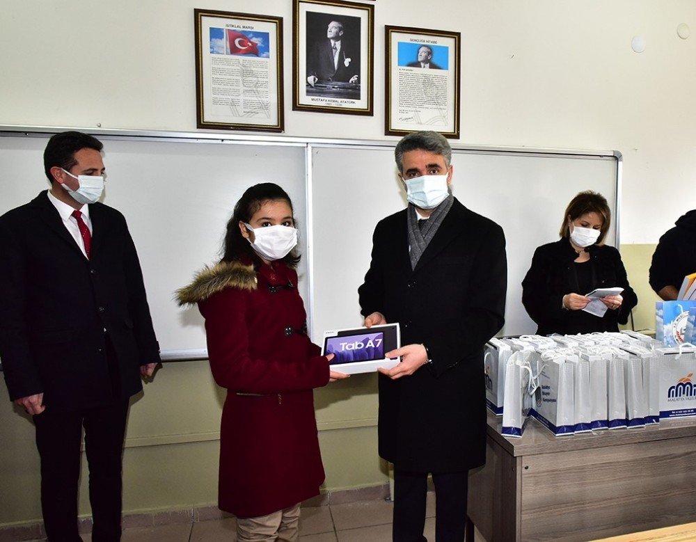 Malatya’da Tablet Dağıtımına Başlandı