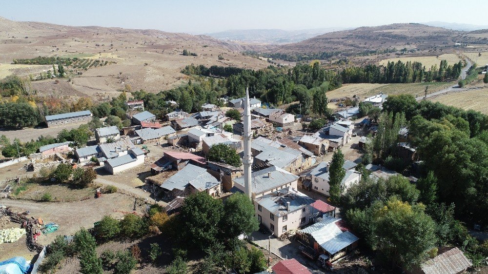 Dillerden Düşmeyen O Köye, Ahmet Kutsi Tecer Anıtı Yapılacak