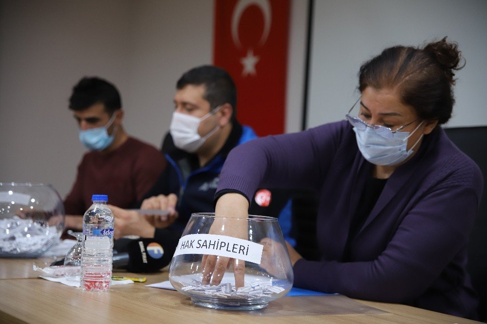 Elazığ’da 341 Depremzede Daha Çekilen Kurayla Evlerine Kavuştu
