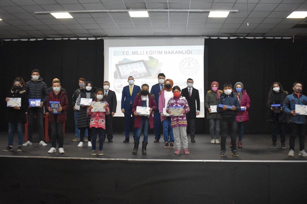 Tabletler Havran’da Öğrencilere Dağıtıldı