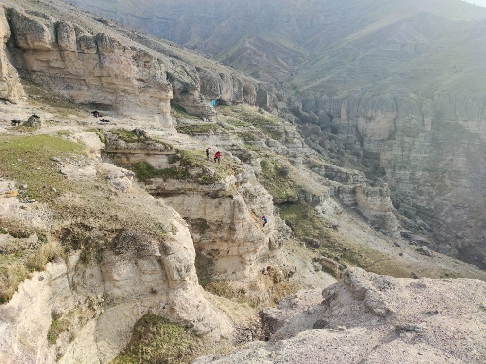 Tunceli’de Kayalıklarda Mahsur Kalan Keçileri Afad Ekipleri Kurtardı