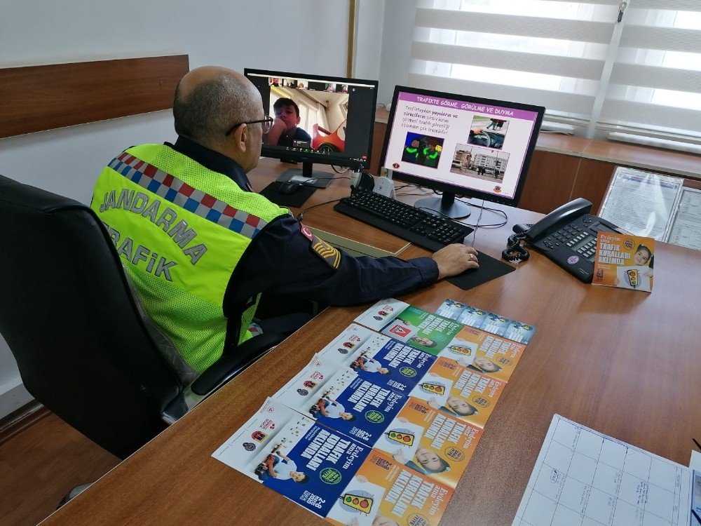 Jandarma Uzaktan Eğitimle Öğrencilere Trafik Güvenliğini Anlatıyor