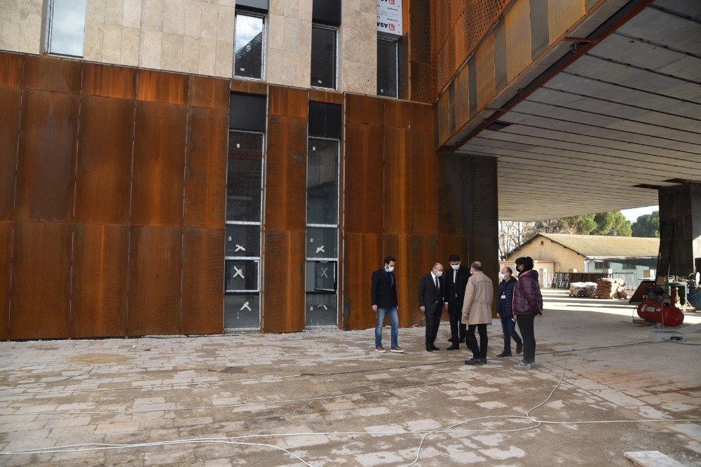 Vali Karadeniz, Yeni Manisa Müzesinde İncelemelerde Bulundu