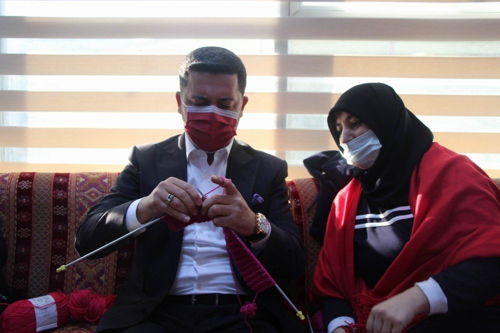 Belediye Başkanı Arı, Kadınlarla Örgü Ördü