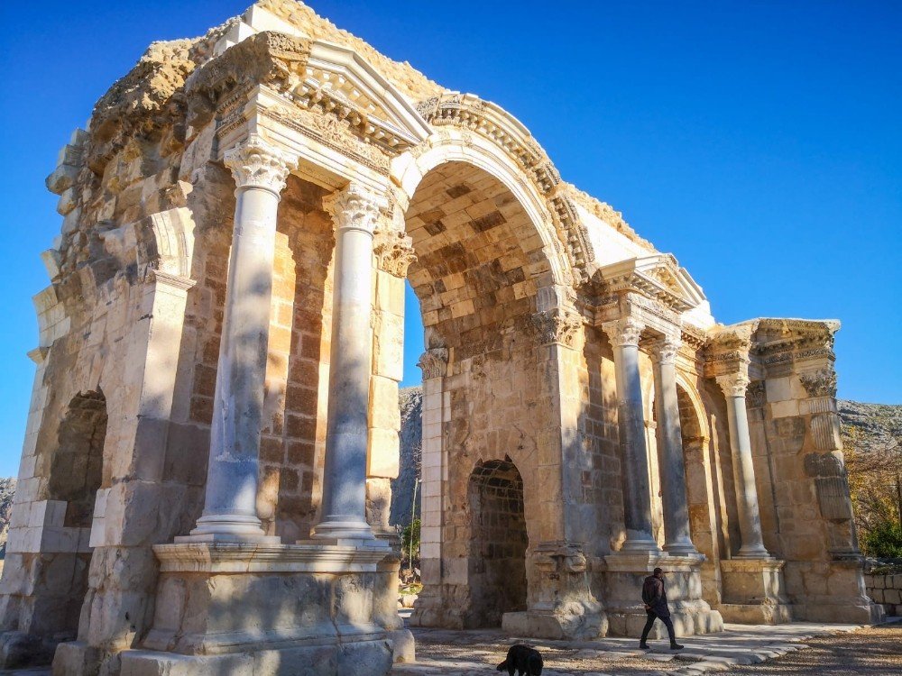 Anavarza Antik Kenti 7 Bin Yıllık Tarihe Işık Tutuyor