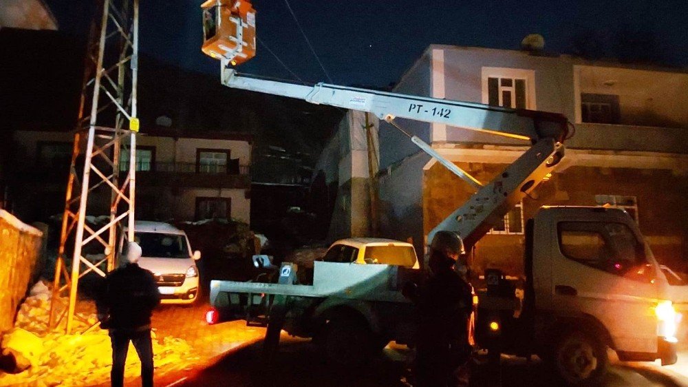Elektrik Arıza Ekiplerinin Yeni Yıl Mesaisi