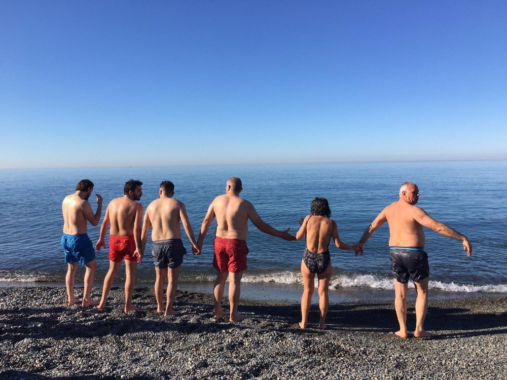 Aralık Ayının Son Gününde Denize Girdiler