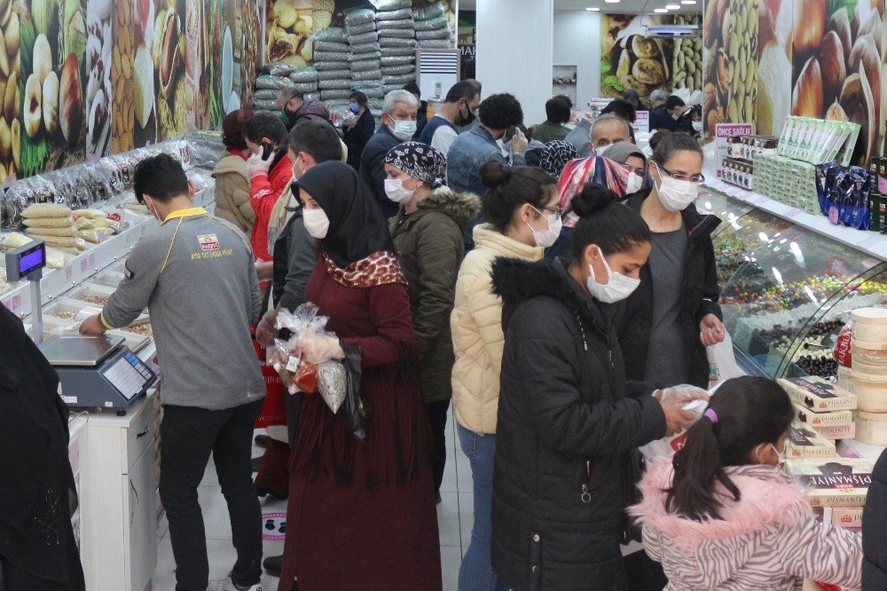 Yılbaşına Saatler Kala Kuru Yemişçilerde Endişelendiren Görüntüler