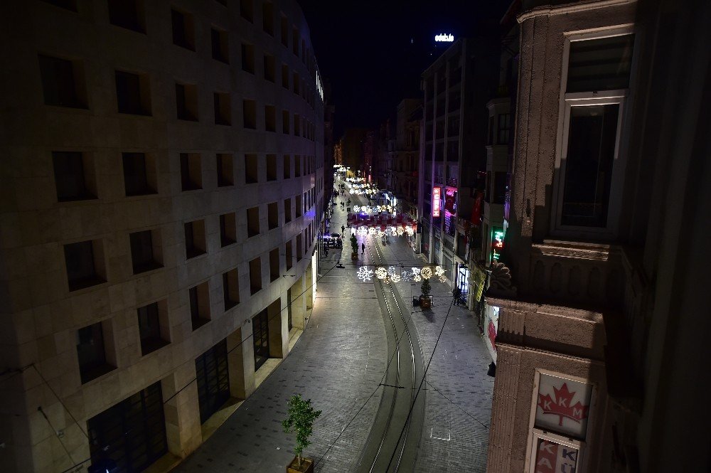İstiklal Caddesi Yılbaşında Sessizliğe Büründü