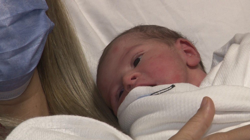 Covid-19’u Yenen Anne Yeni Yılın İlk Bebeğini Dünyaya Getirdi