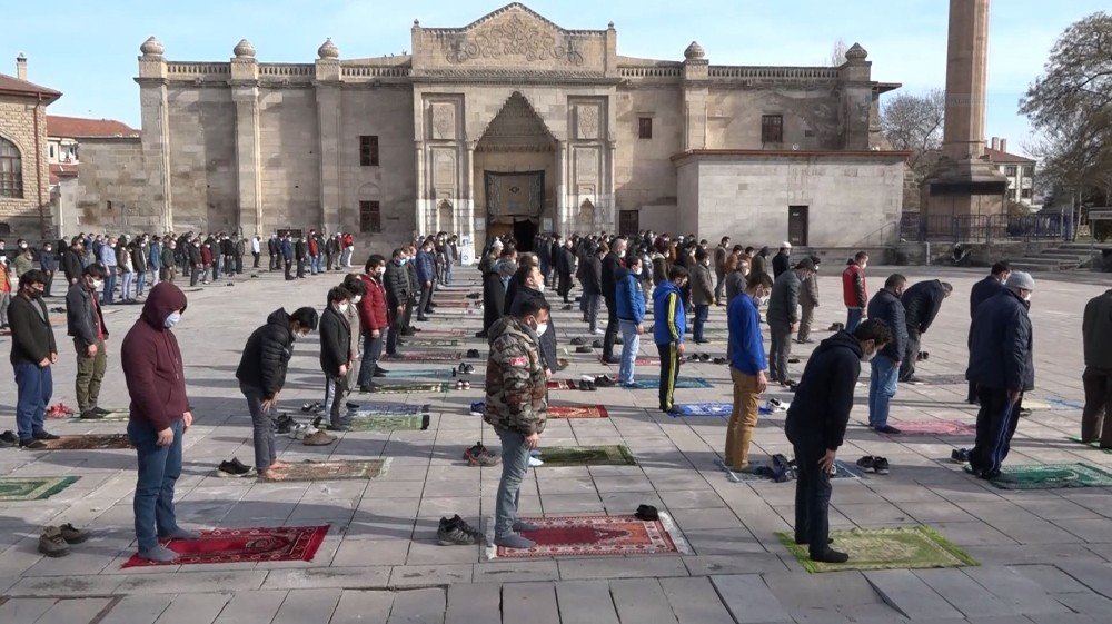 Aksaray’da Yılın İlk Cuma Namazı Sosyal Mesafeyle Kılındı