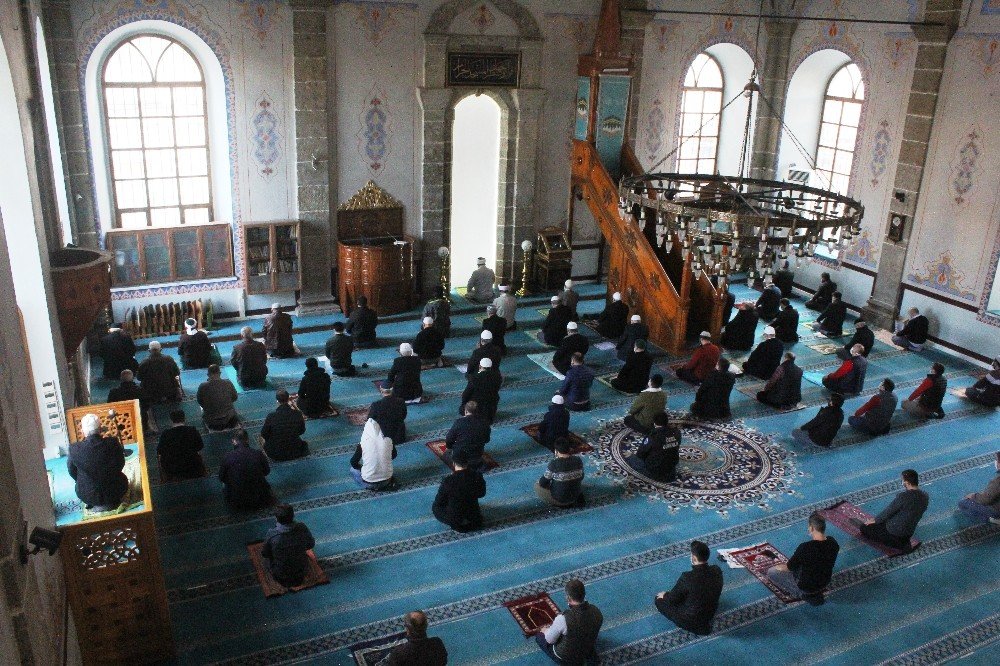 Sokağa Çıkma Kısıtlamasında Tedbirli Cuma Namazı