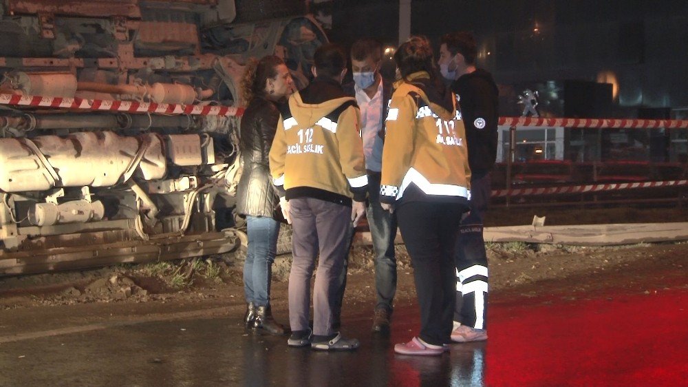 Beylikdüzü’nde Ambulans Kontrolden Çıkarak Devrildi: 2 Yaralı