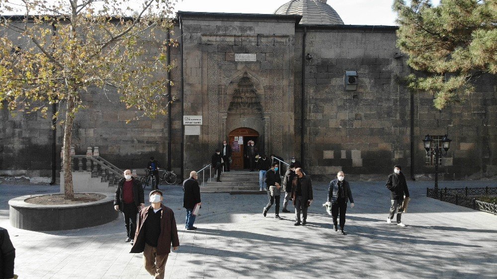Kayseri Merkezdeki Camilerde Sakinlik Yaşandı