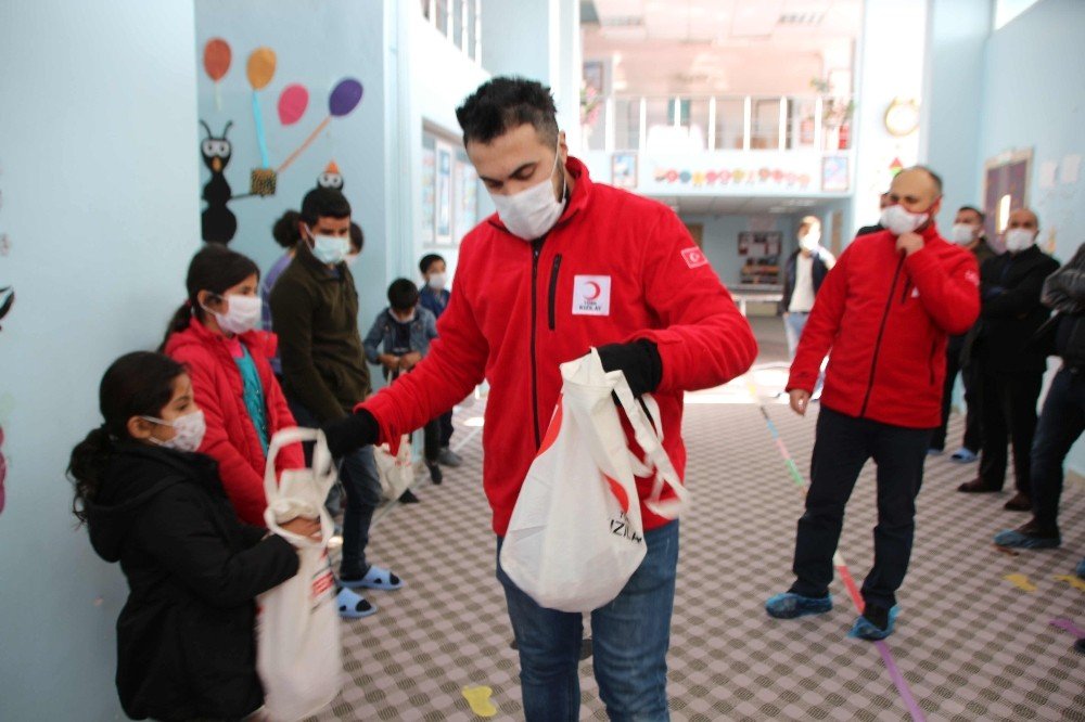 Varto’da Maddi Durumu İyi Olmayan Öğrenci Ve Ailelere Yardım