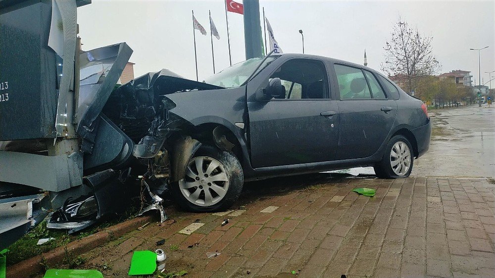Akaryakıt İstasyonunun Fiyat Panosuna Çarpan Sürücü Yaralandı