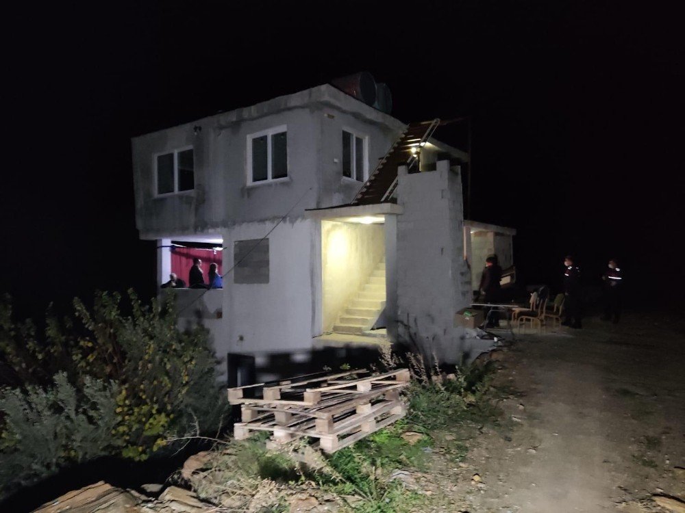 Mersin’de İnşaat Halindeki Binada Yılbaşı Kutlaması Yapan 18 Kişi Yakalandı