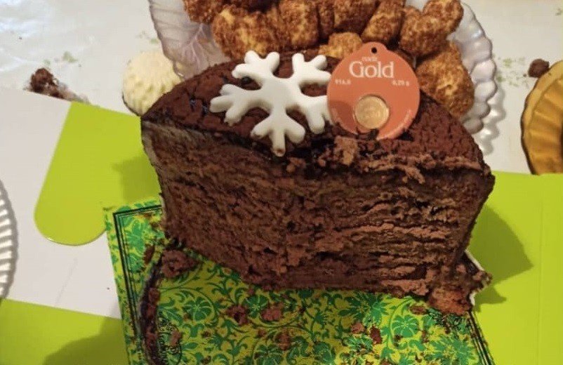 Yılbaşı Pastasından Altın Çıktı, Şaşkına Döndü
