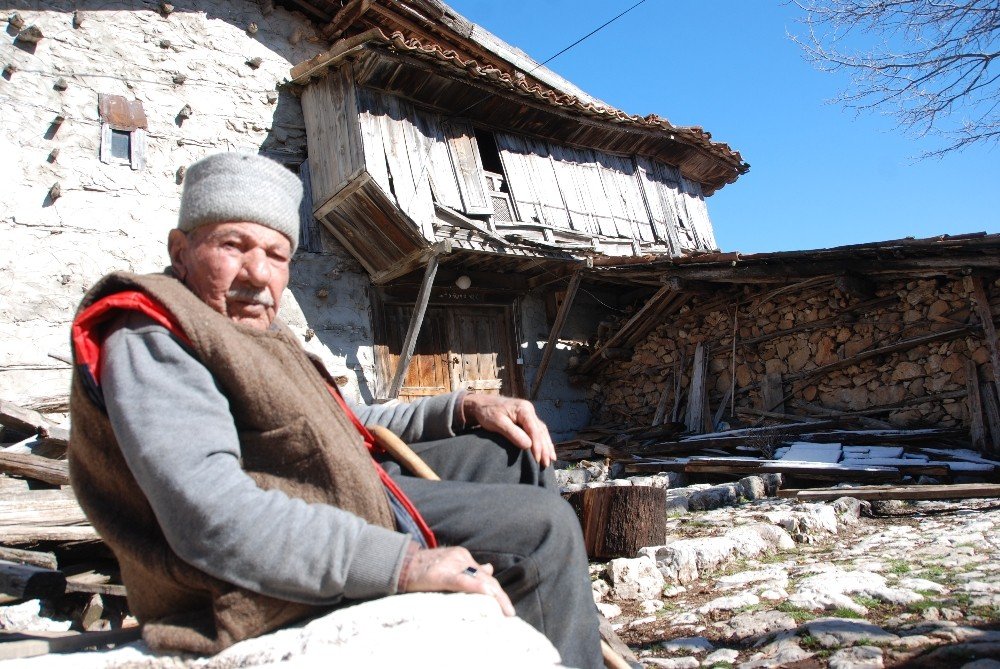 Düğmeli Evin İhtiyar Delikanlısı