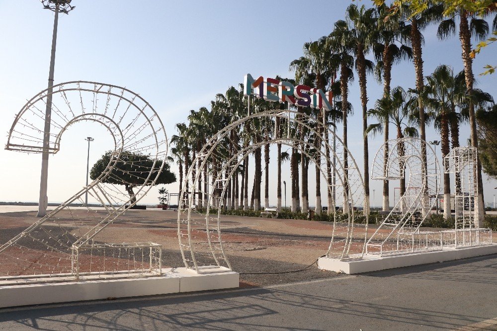 Mersin’de Yılın İlk Günü Cadde Ve Sokaklar Boş Kaldı