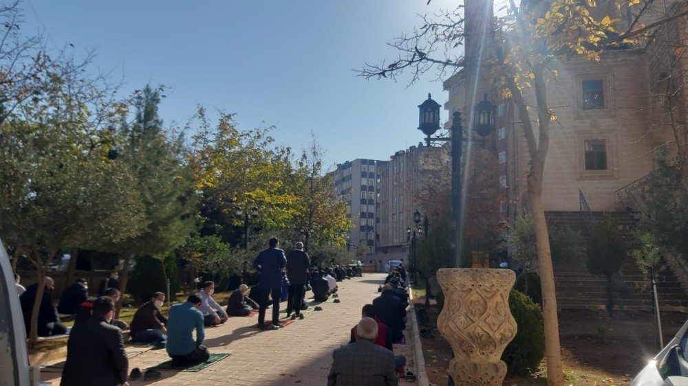 Kısıtlamada Uygulanan Cuma Namazı Esnekliğinde Vatandaşlar Camileri Doldurdu